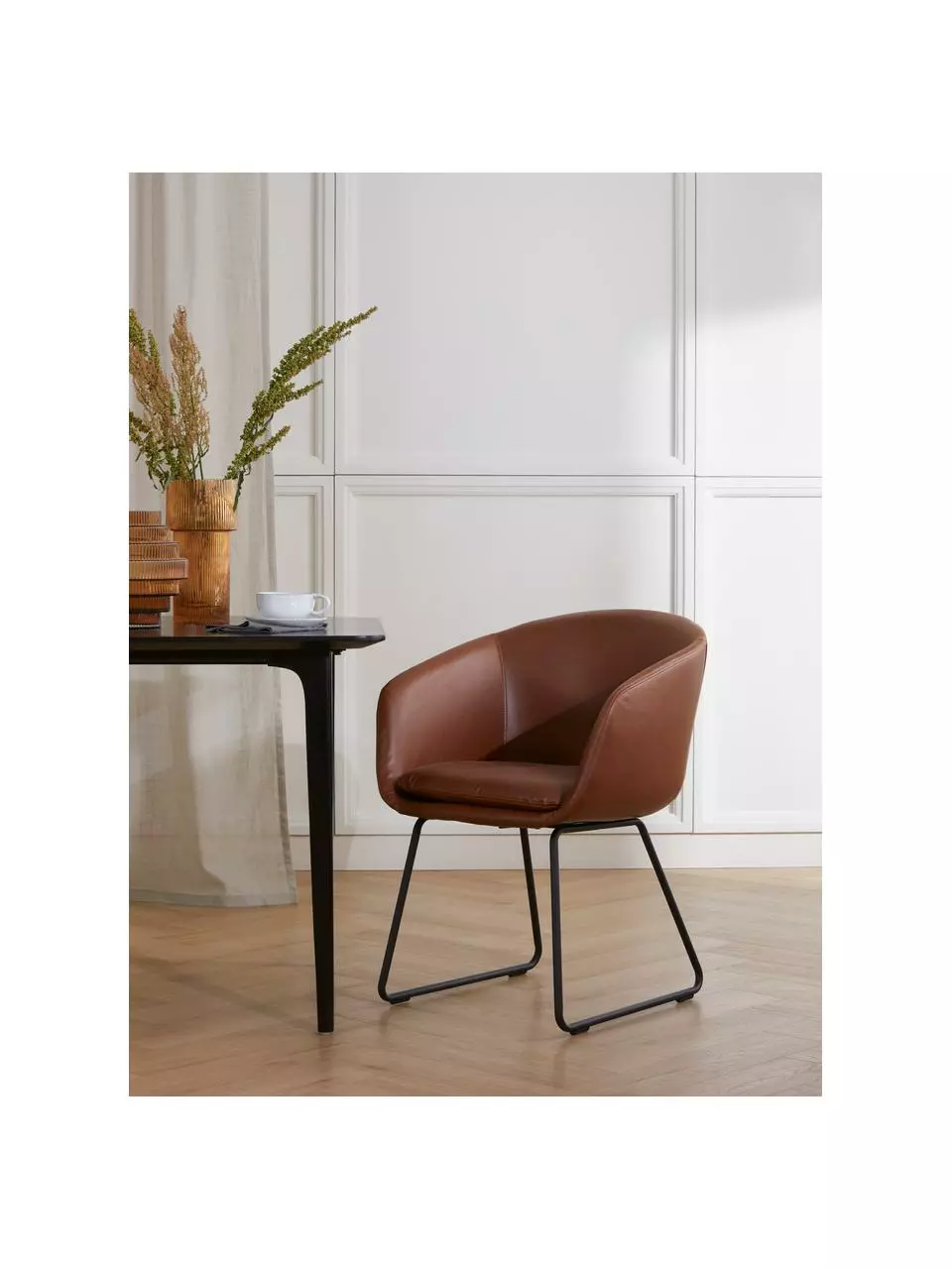 Westwing Collection Gepolsterter Armlehnstuhl Juri aus Kunstleder, B 58 x T 58 cm 4 Westwing Collection Gepolsterter Armlehnstuhl Juri aus Kunstleder, B 58 x T 58 cm – Bild 2