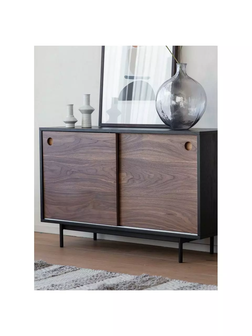 Holz-Sideboard Barbican mit 2 Schiebetüren, B 120 x H 75 cmNur noch 1 Artikel verfügbar 4 Holz-Sideboard Barbican mit 2 Schiebetüren, B 120 x H 75 cmNur noch 1 Artikel verfügbar – Bild 2