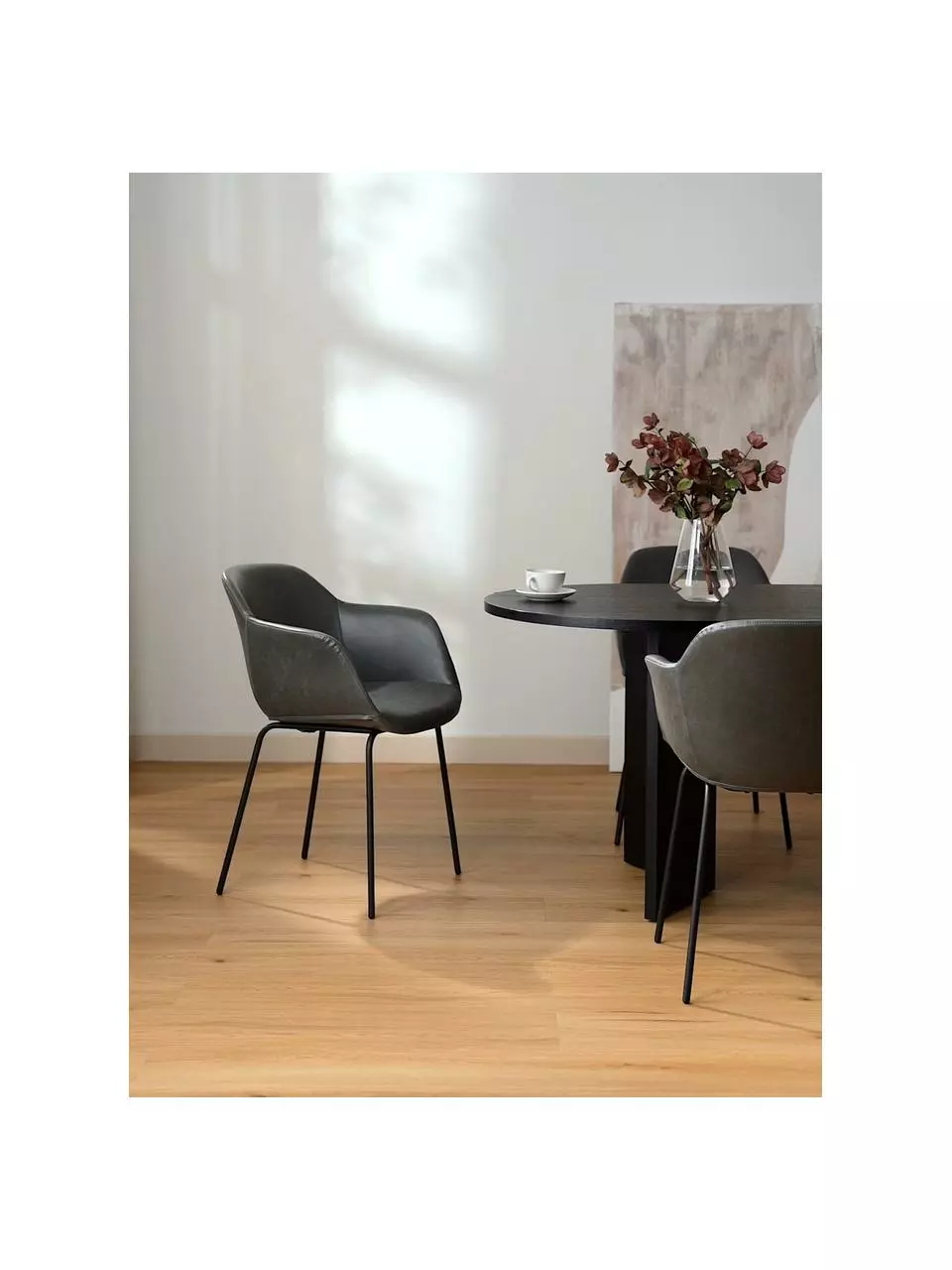 Westwing Collection Kunstleder-Armlehnstuhl Fiji mit schmaler Sitzschale, B 58 x H 81 cm 4 Westwing Collection Kunstleder-Armlehnstuhl Fiji mit schmaler Sitzschale, B 58 x H 81 cm – Bild 2