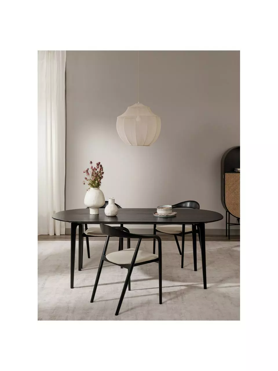 Westwing Collection Ovaler Esstisch Archie aus massivem Mangoholz in Schwarz, 200 x 100 cm, B 200 x T 100 cm 4 Westwing Collection Ovaler Esstisch Archie aus massivem Mangoholz in Schwarz, 200 x 100 cm, B 200 x T 100 cm – Bild 2