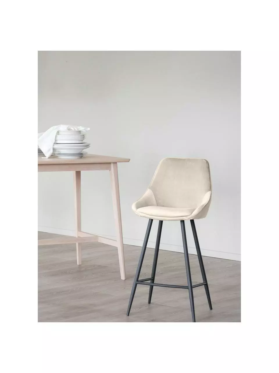 Rowico Samt-Barstuhl Sierra in Beige mit Metall-Beinen, B 47 x H 97 cm 4 Rowico Samt-Barstuhl Sierra in Beige mit Metall-Beinen, B 47 x H 97 cm – Bild 2